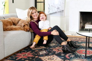 吉妮娃·贝尔带着狗和孩子